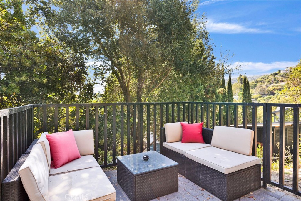 4009 Weslin Avenue Sherman Oaks, CA 91423 - Photo 22 of 44 a patio with a couch and wooden floor