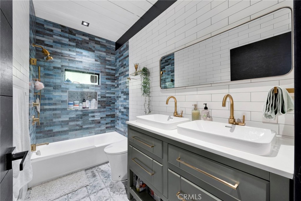 4009 Weslin Avenue Sherman Oaks, CA 91423 - Photo 10 of 44 a bathroom with a sink a toilet and a bathtub