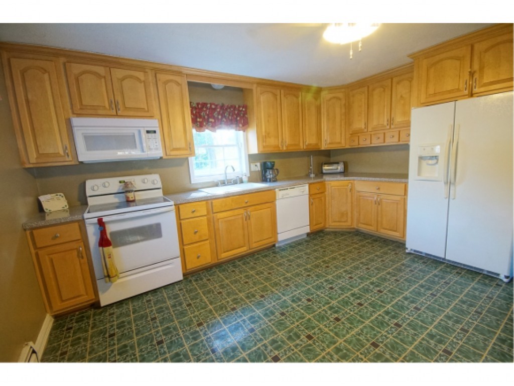 72 Crescent Road Manchester, NH 03103 - Photo 8 of 28 Gallery Image 8