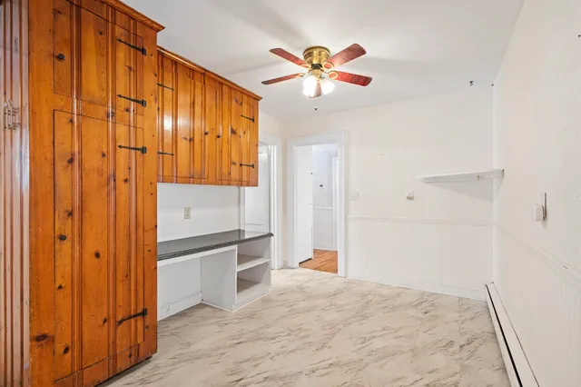 a view of empty room with a ceiling fan