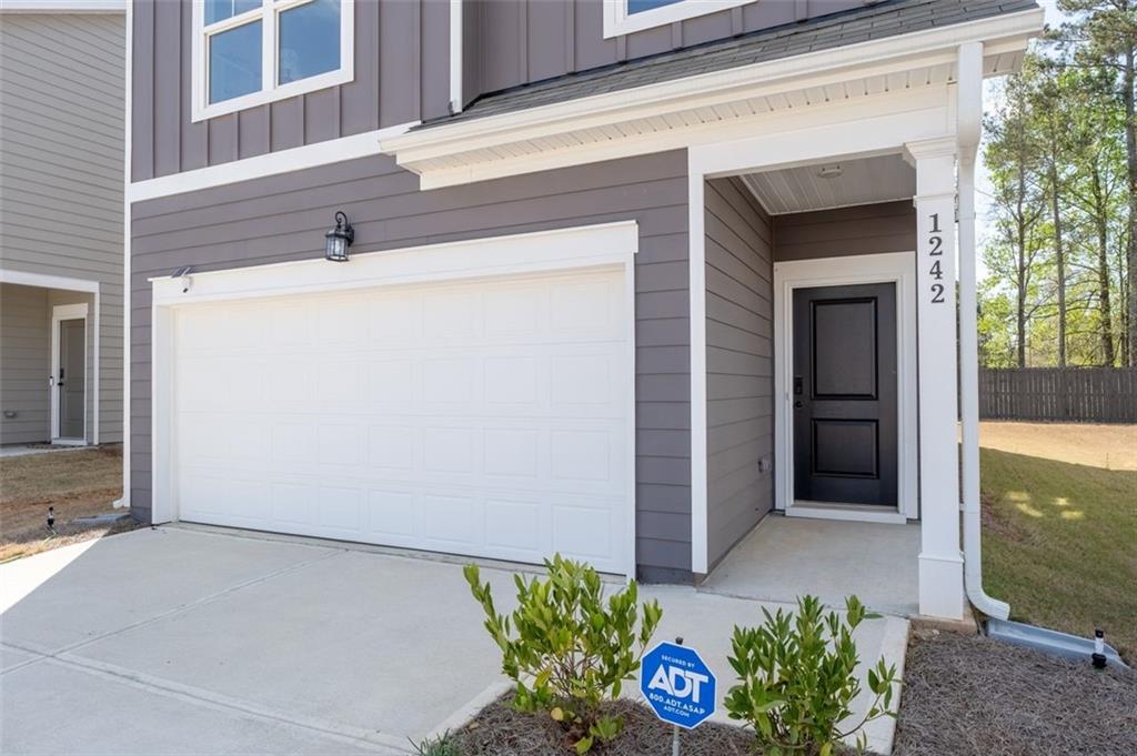 1242 Riverstone Road Jonesboro, GA 30238 - Photo 5 of 38 a vase with flowers sitting on a table