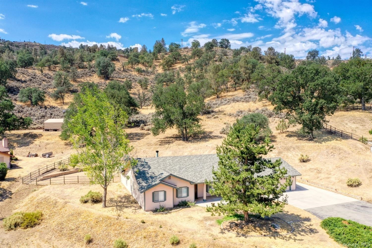 27960 Cumberland Road Tehachapi, CA 93561 - Photo 4 of 43 Gallery Image 4