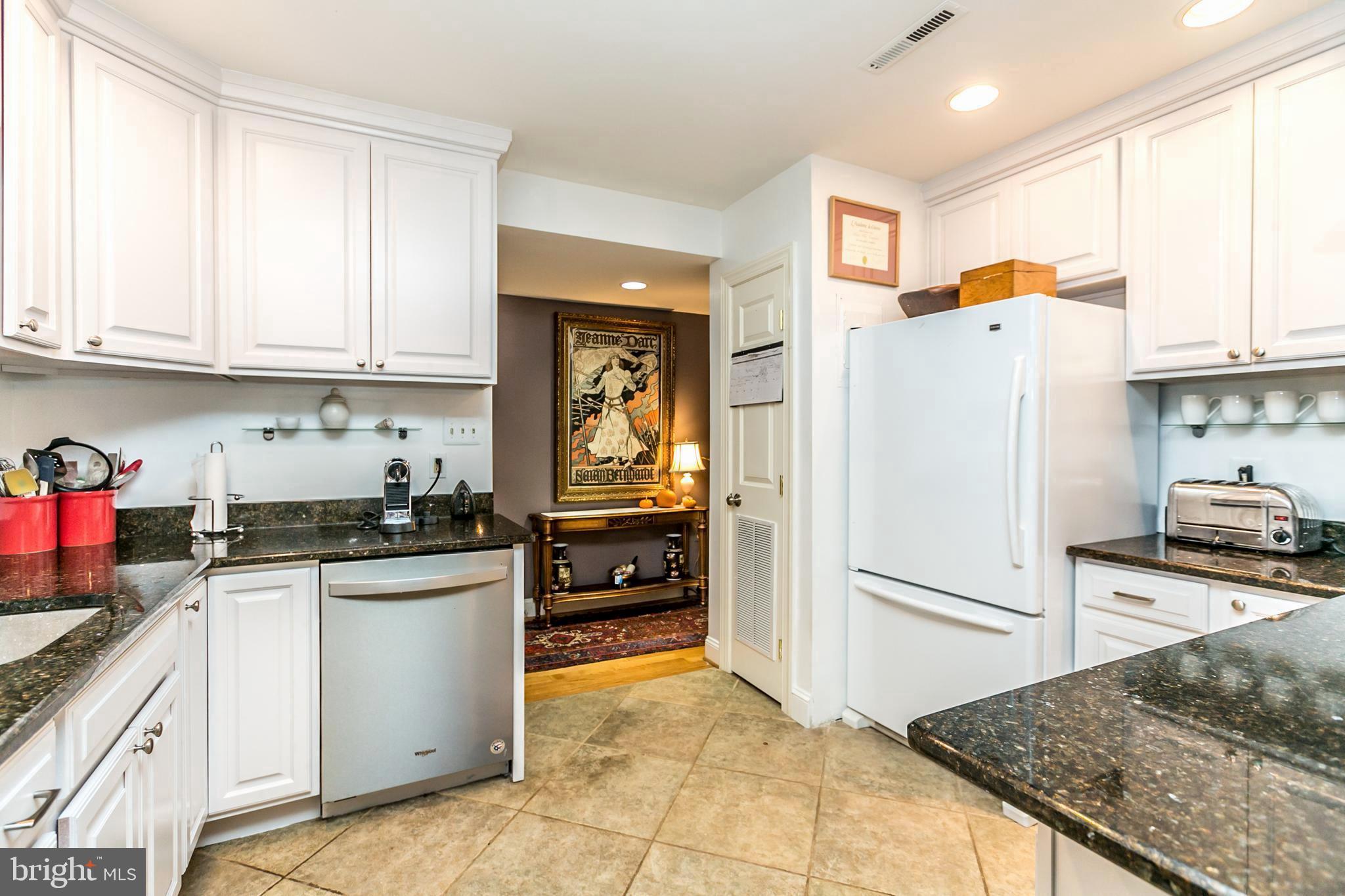 17 Hamill Road, Unit 17C Baltimore, MD 21210 - Photo 3 of 14 Gourmet Kitchen with granite counter tops