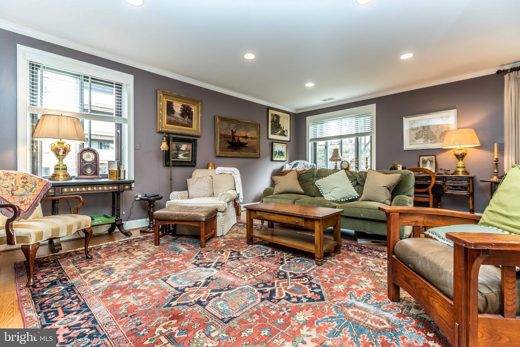 17 Hamill Road, Unit 17C Baltimore, MD 21210 - Photo 6 of 14 Living Room with crown molding