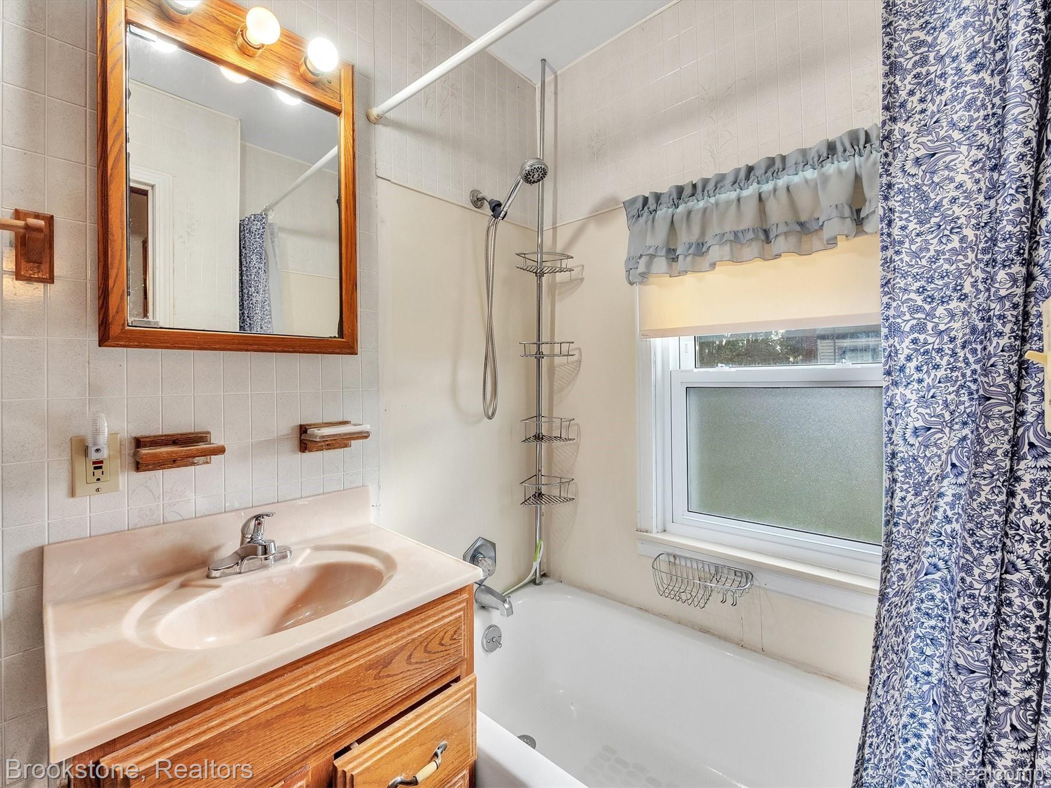 2820 Grant Road Rochester, MI 48309 - Photo 17 of 55 17-2820 Grant Rd-windowstill-realestate-photography-17.jpg