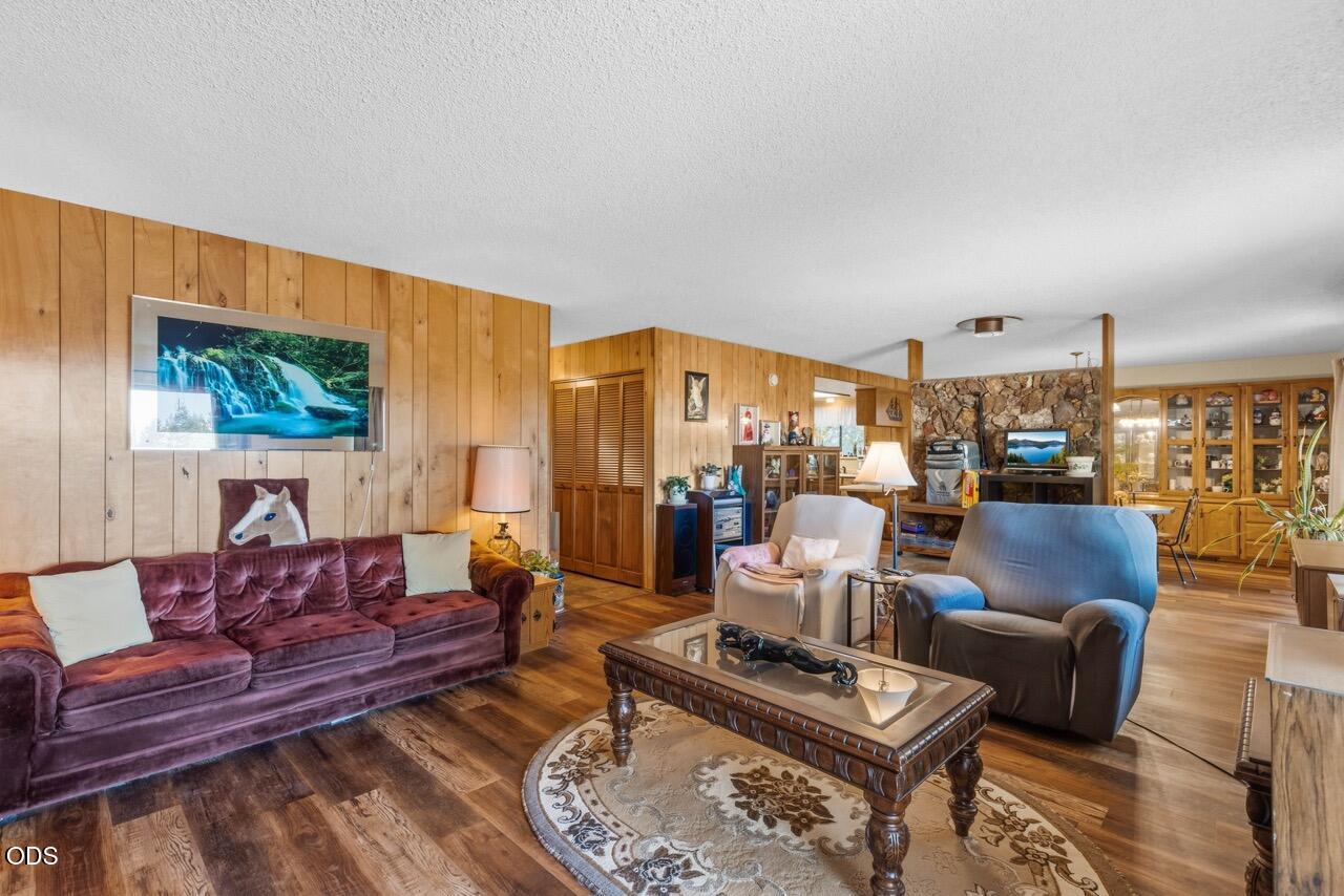 758 Summit Loop Grants Pass, OR 97527 - Photo 5 of 37 Gallery Image 5