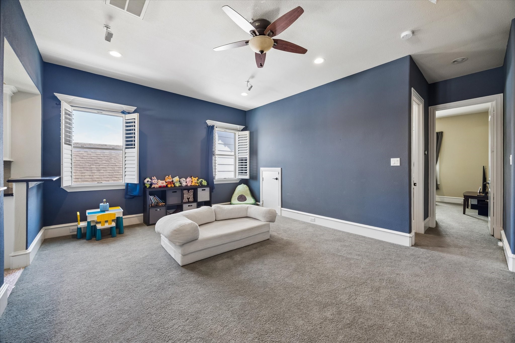 5334 Inker Street Houston, TX 77007 - Photo 19 of 39 Expansive third-floor game room offering an open-concept layout perfect for entertaining and versatile family activities. Whether you choose a dedicated media lounge, a play area, or an additional living space - the room which has an adjoining bedroom and full bath creates a wonderful addition to the home.