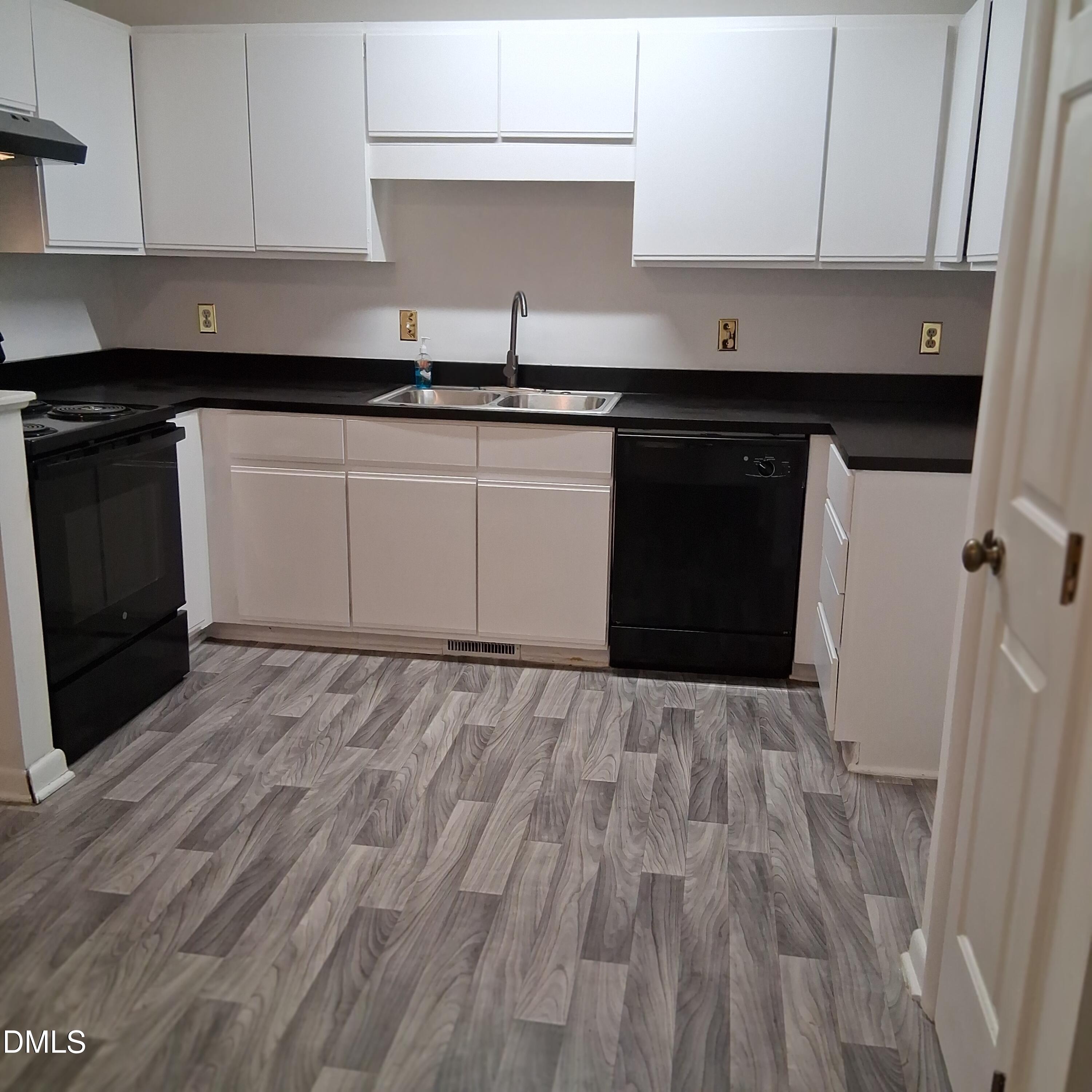 6014 Farm Gate Road Raleigh, NC 27606 - Photo 5 of 19 05_beyc6a9d0ab0b39b5