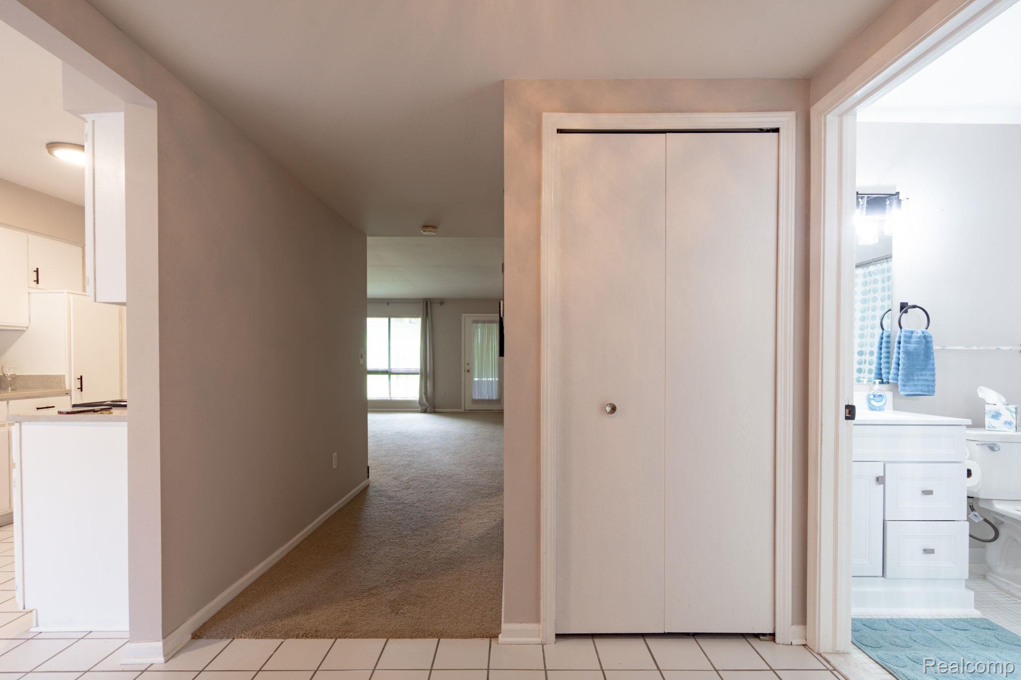 936 Wexford Way Rochester, MI 48307 - Photo 6 of 35 8-web-or-mls-interiors 1.jpg