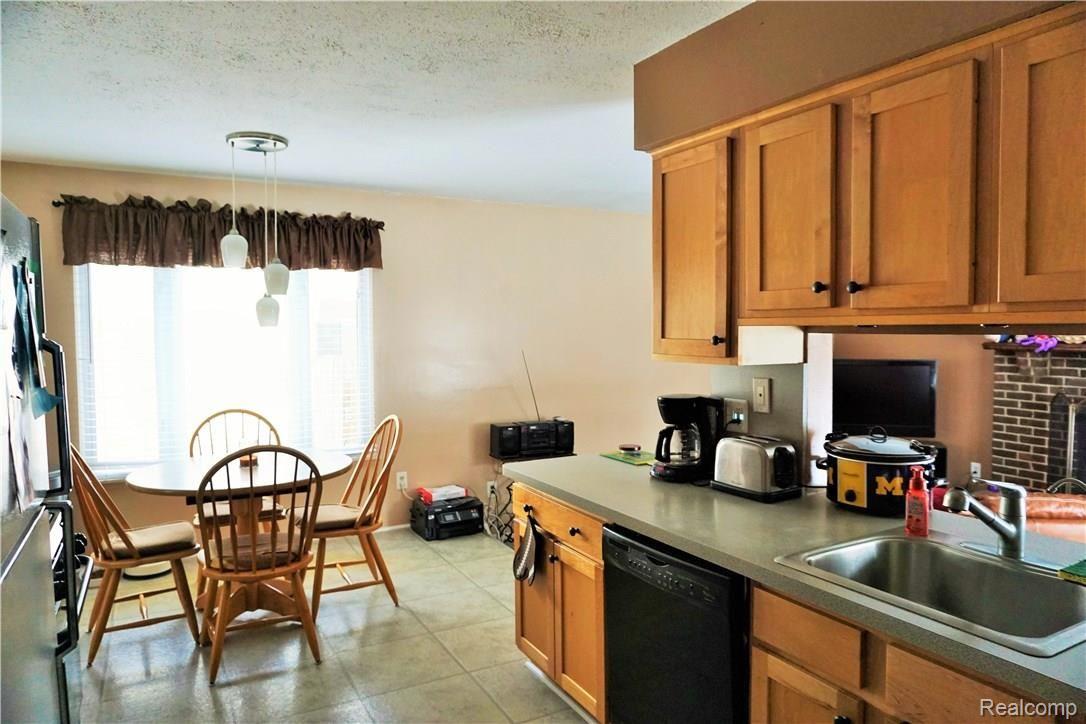 276 Meadowlake Road Canton, MI 48188 - Photo 5 of 21 DSC01453.JPG