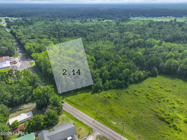 a view of a back yard