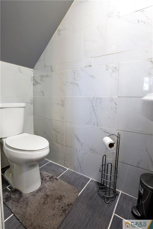 62 Stony Road Edison, NJ 08817 - Photo 10 of 26 a bathroom with a toilet and a sink