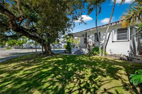 a view of outdoor space yard and porch