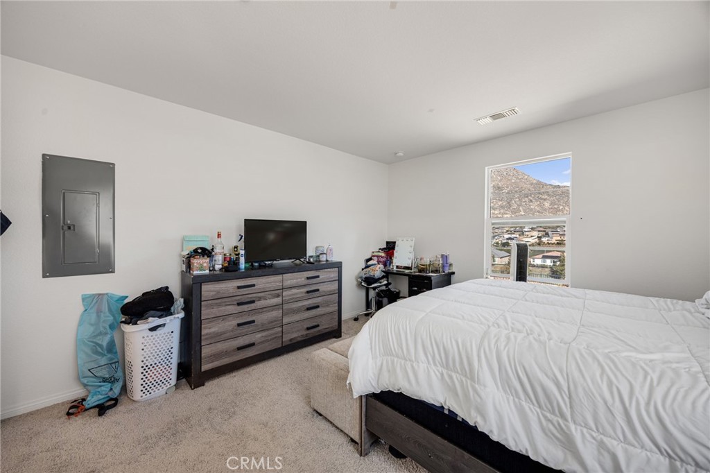 21192 Telegraph Road Riverside, CA 92507 - Photo 25 of 35 a bedroom with a bed and a window