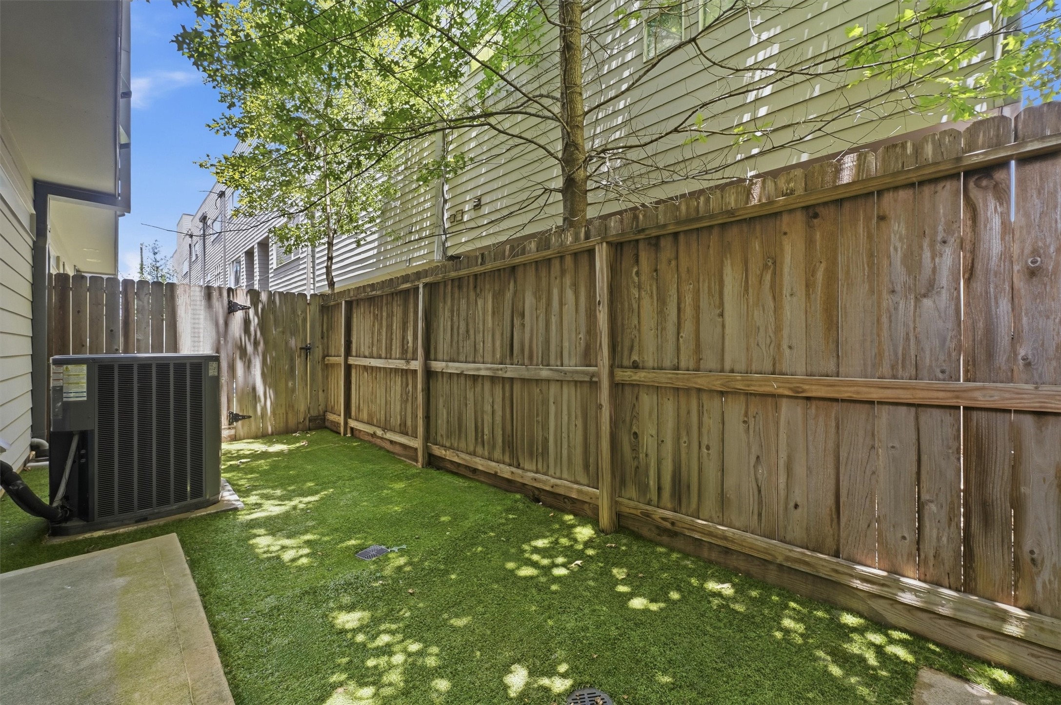 2338 Commerce Street Houston, TX 77003 - Photo 10 of 29 Low maintence backyard equipped with Astroturf and proper draining