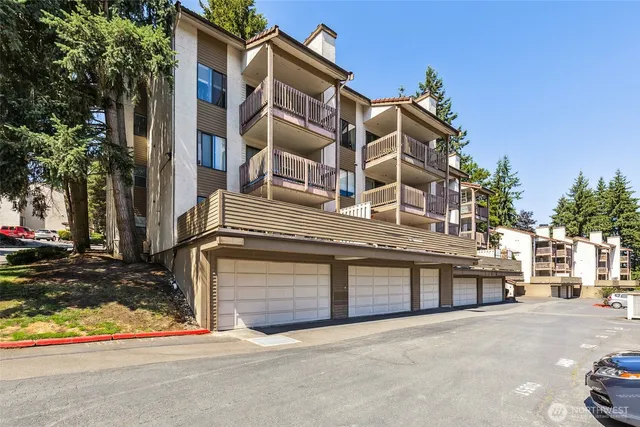 $3,097 | 10410 Northeast 32nd Place, Unit D103, Bellevue, WA 98004
