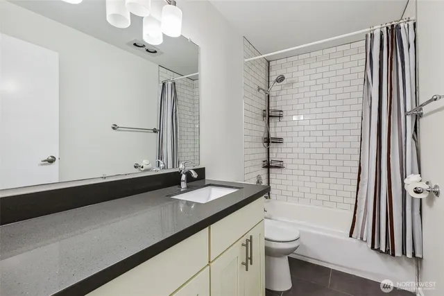 $3,097 | 10410 Northeast 32nd Place, Unit D103, Bellevue, WA 98004