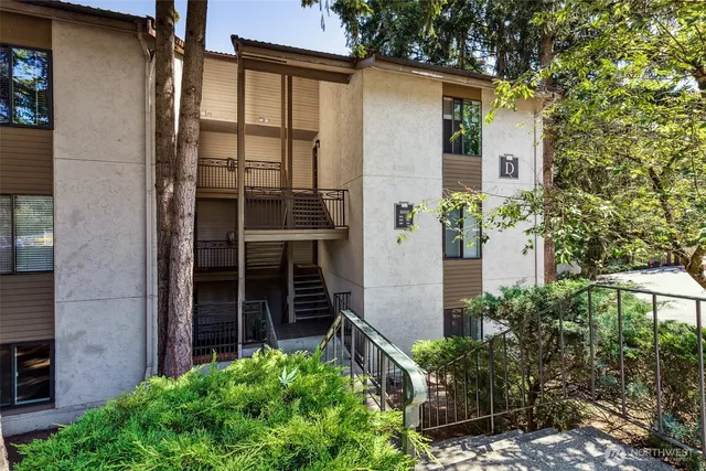 $3,097 | 10410 Northeast 32nd Place, Unit D103, Bellevue, WA 98004