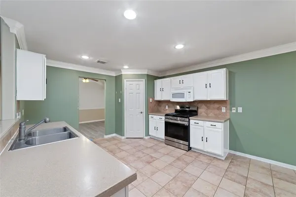 $2,199 | 923 North Sky Drive, Houston, TX 77073