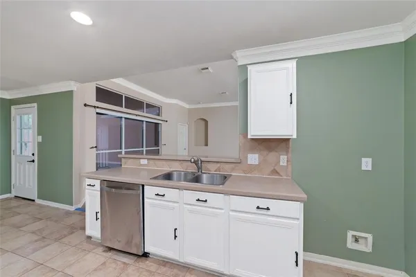 $2,199 | 923 North Sky Drive, Houston, TX 77073