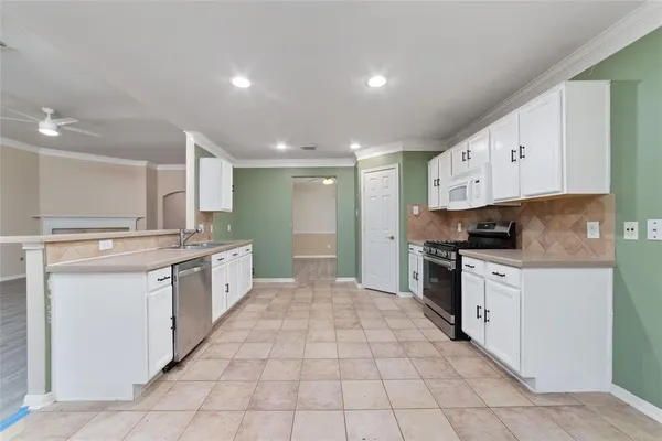 $2,199 | 923 North Sky Drive, Houston, TX 77073