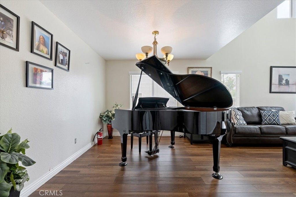 16220 Vía Ultimo Moreno Valley, CA 92551 - Photo 10 of 38