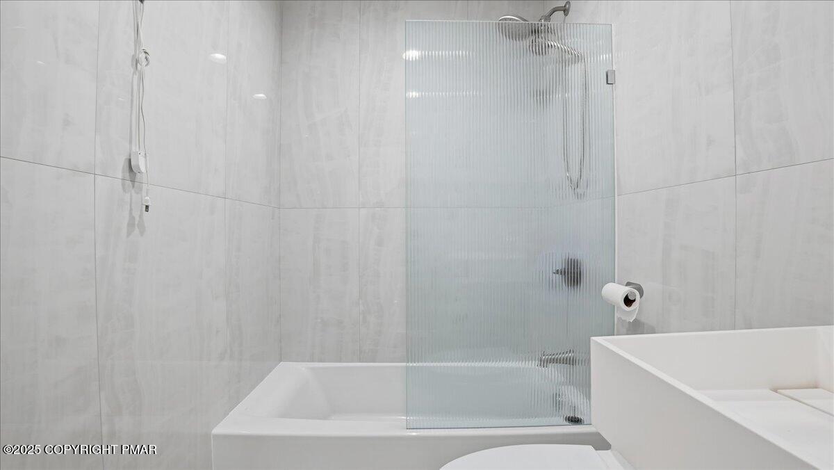 2312 Cramer Court Bushkill, PA 18324 - Photo 68 of 107 a bathroom with a bathtub