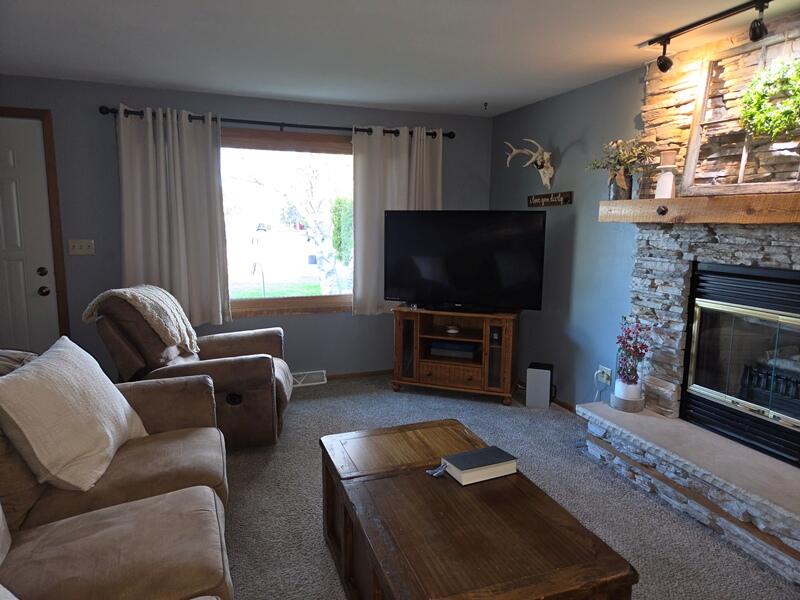 424 Van Buren Road Howards Grove, WI 53083 - Photo 2 of 28 Living Room(1)