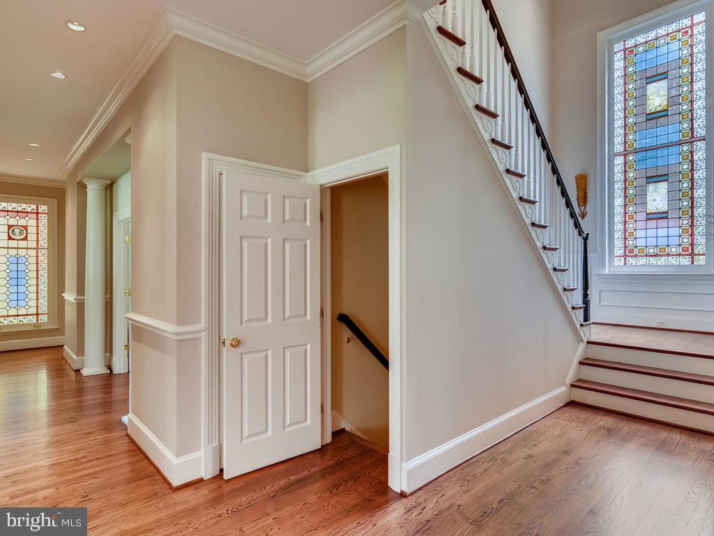 1717 Thornton Ridge Road Towson, MD 21204 - Photo 16 of 49 Gallery hallway to MBR suite; basement staircase