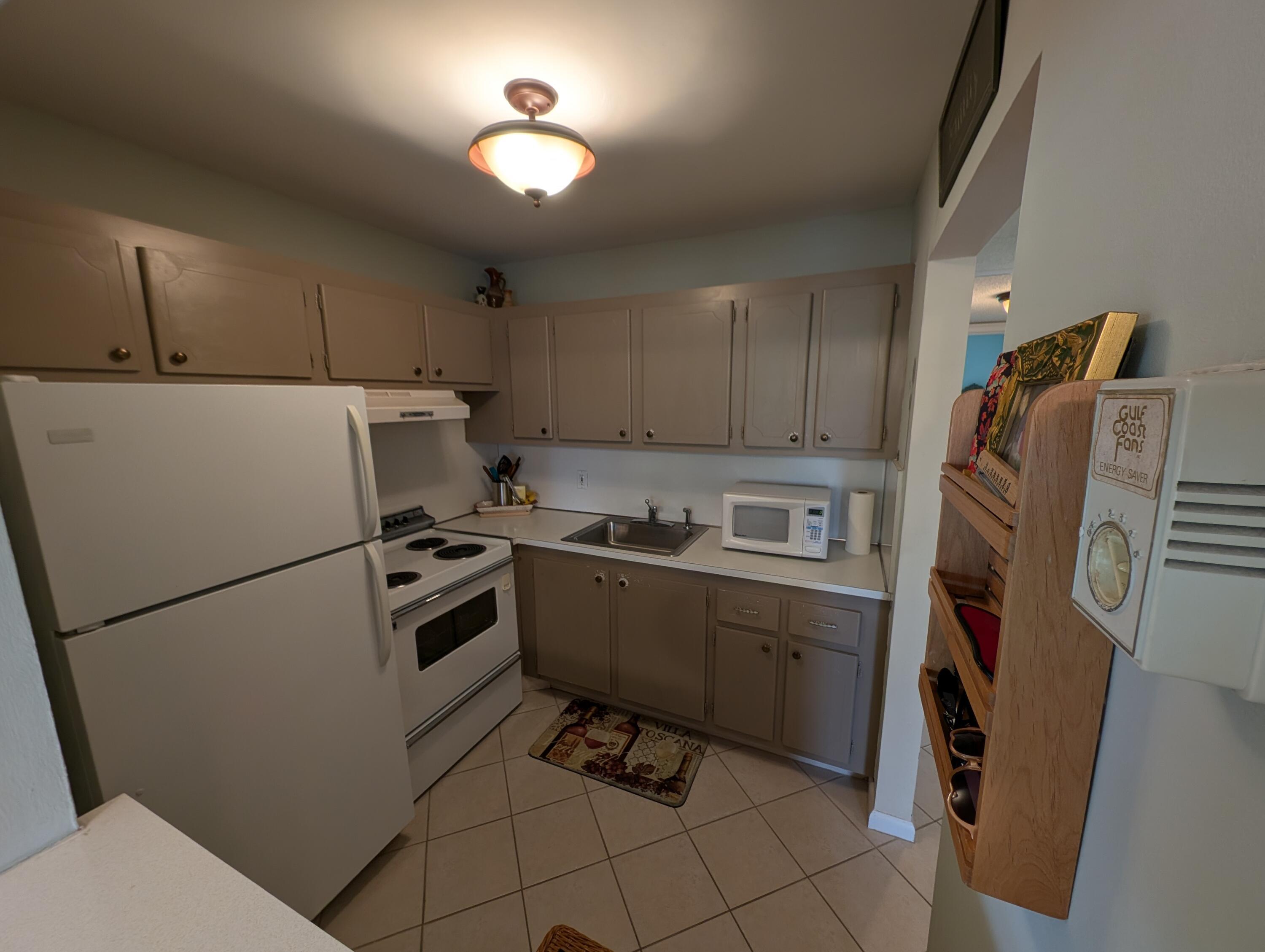 436 Markham R, Unit 436 Deerfield Beach, FL 33442 - Photo 10 of 17 PXL_20241017_181349042