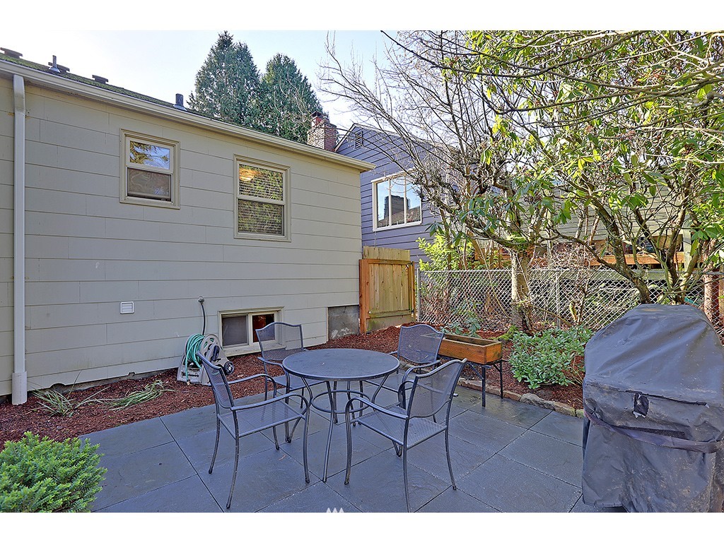 1242 Northeast 94th Street Seattle, WA 98115 - Photo 16 of 21