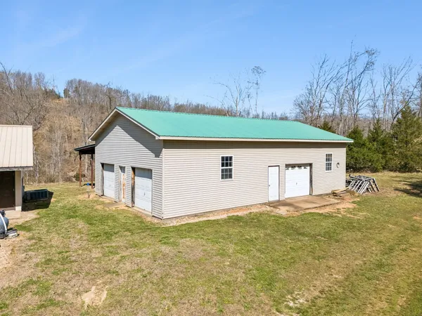 $899,900 | 635 Cane Creek Road, Hohenwald, TN 38462