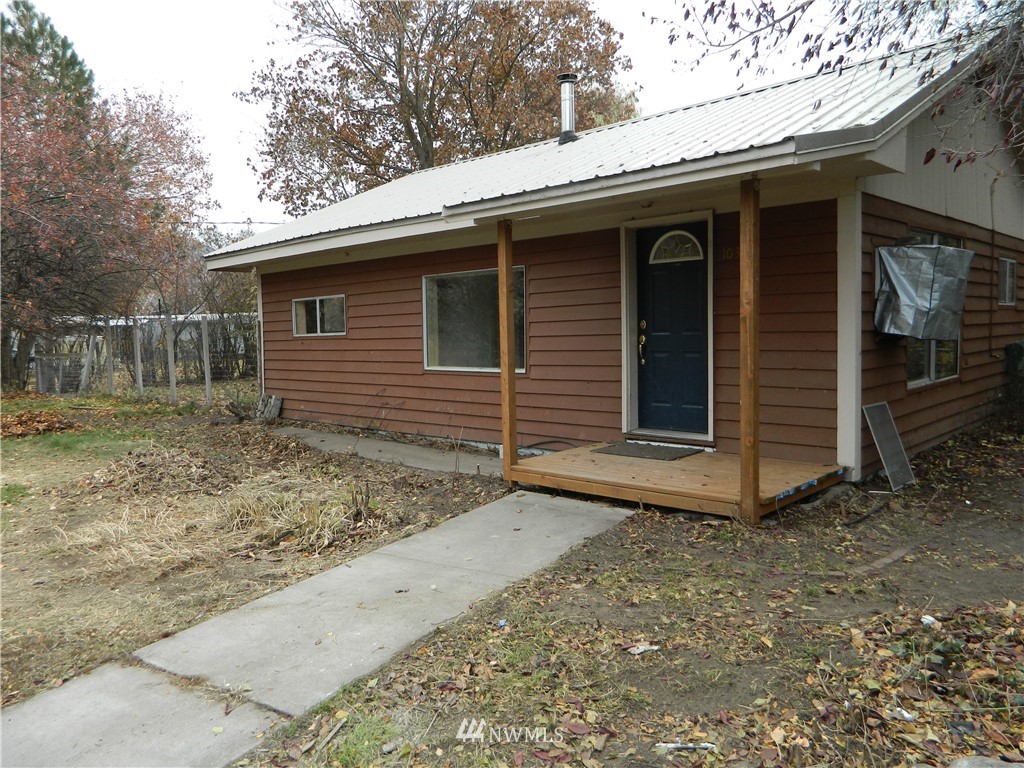 103 Cooper Street Riverside, WA 98849 - Photo 1 of 12 a backyard of a house
