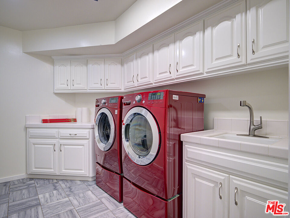 7800 Veragua Drive, Unit 1 Playa del Rey, CA 90293 - Photo 19 of 42 a utility room with dryer and washer