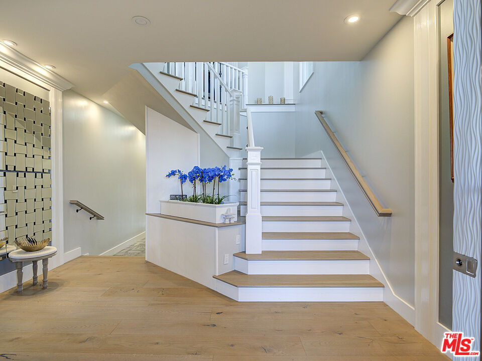 7800 Veragua Drive, Unit 1 Playa del Rey, CA 90293 - Photo 39 of 42 a view of entryway and hall