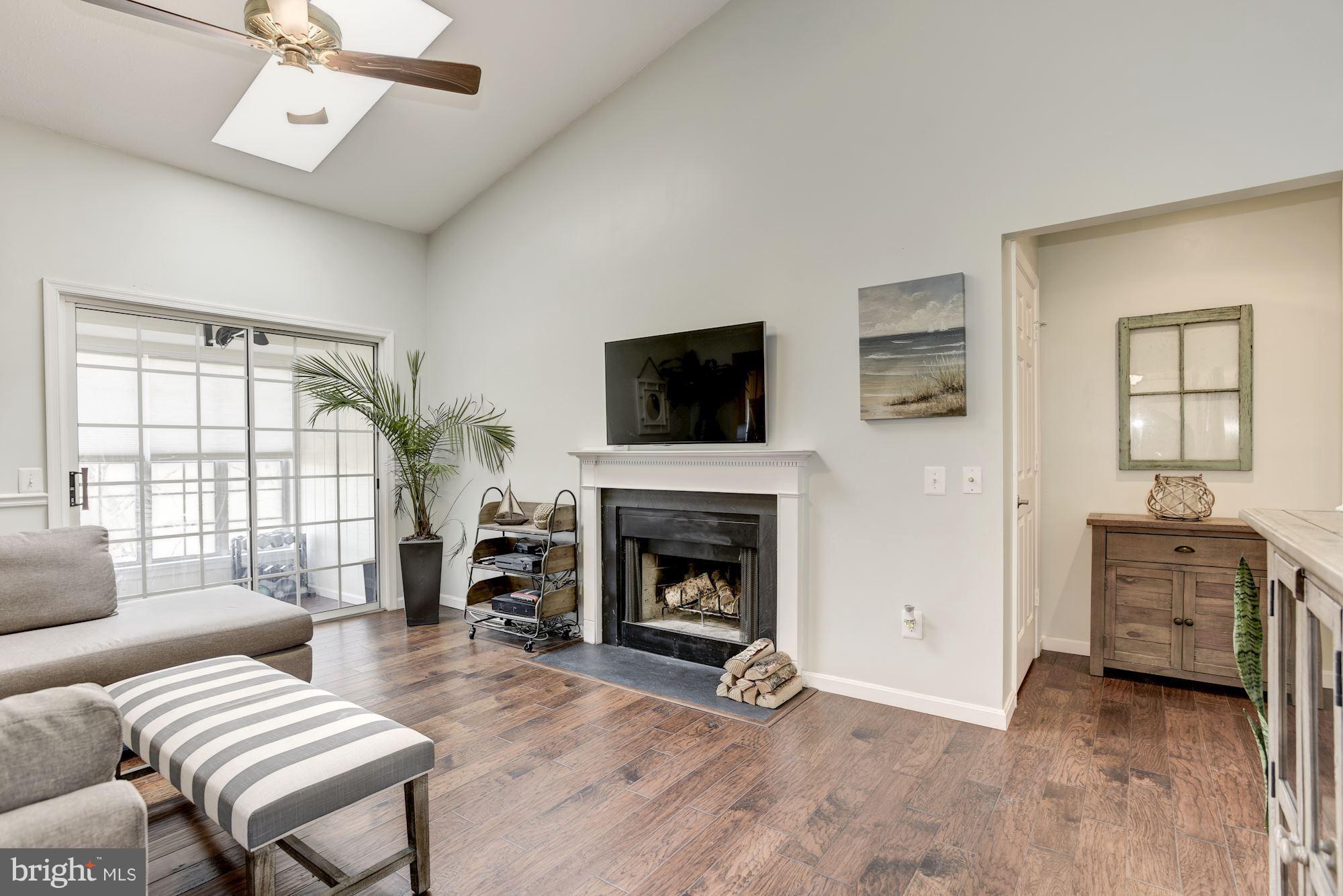 124 Fort Evans Road Southeast, Unit E Leesburg, VA 20175 - Photo 2 of 29 Living Room