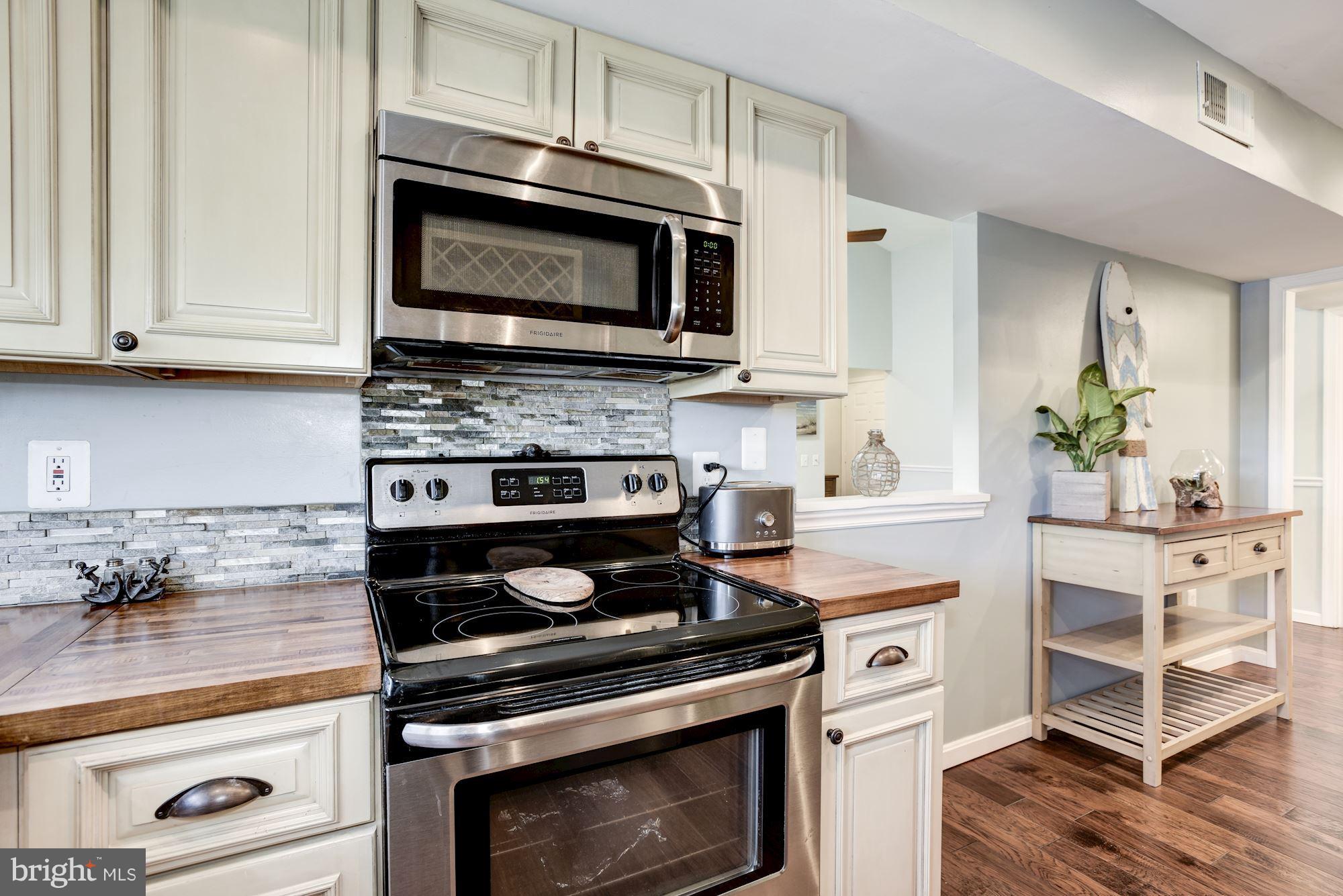 124 Fort Evans Road Southeast, Unit E Leesburg, VA 20175 - Photo 14 of 29 Check out the Countertops!
