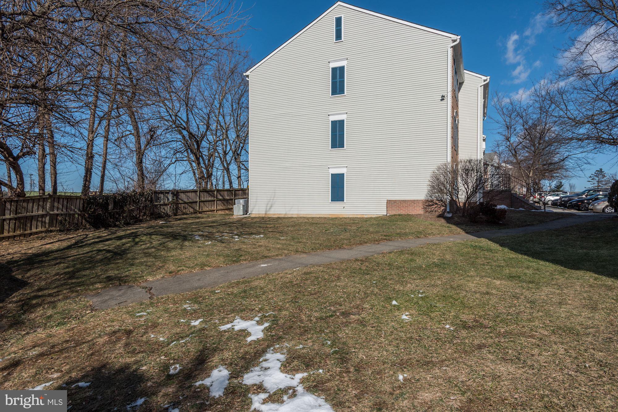 124 Fort Evans Road Southeast, Unit E Leesburg, VA 20175 - Photo 5 of 29 Exterior Side Yard