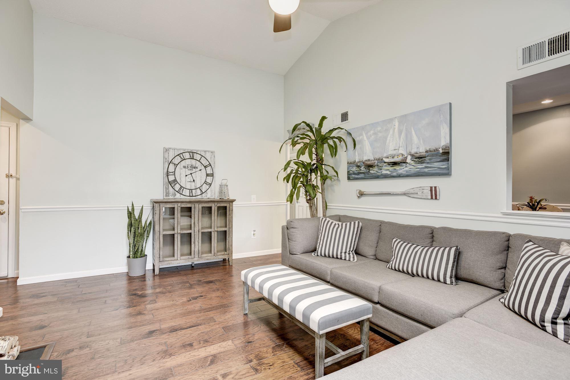 124 Fort Evans Road Southeast, Unit E Leesburg, VA 20175 - Photo 8 of 29 Spacious Living Room