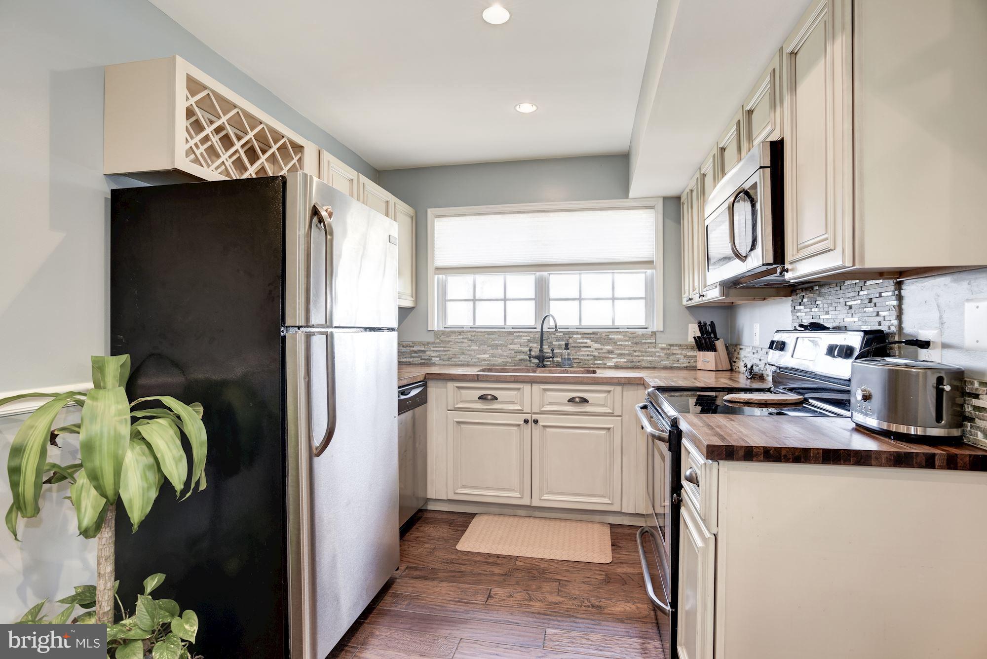 124 Fort Evans Road Southeast, Unit E Leesburg, VA 20175 - Photo 10 of 29 Kitchen with a View!