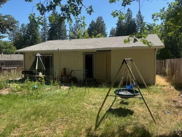 a view of a house with backyard