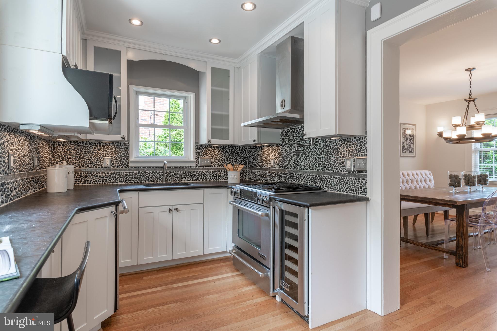 6036 Fort Hunt Road Alexandria, VA 22307 - Photo 14 of 52 Kitchen view of dining room