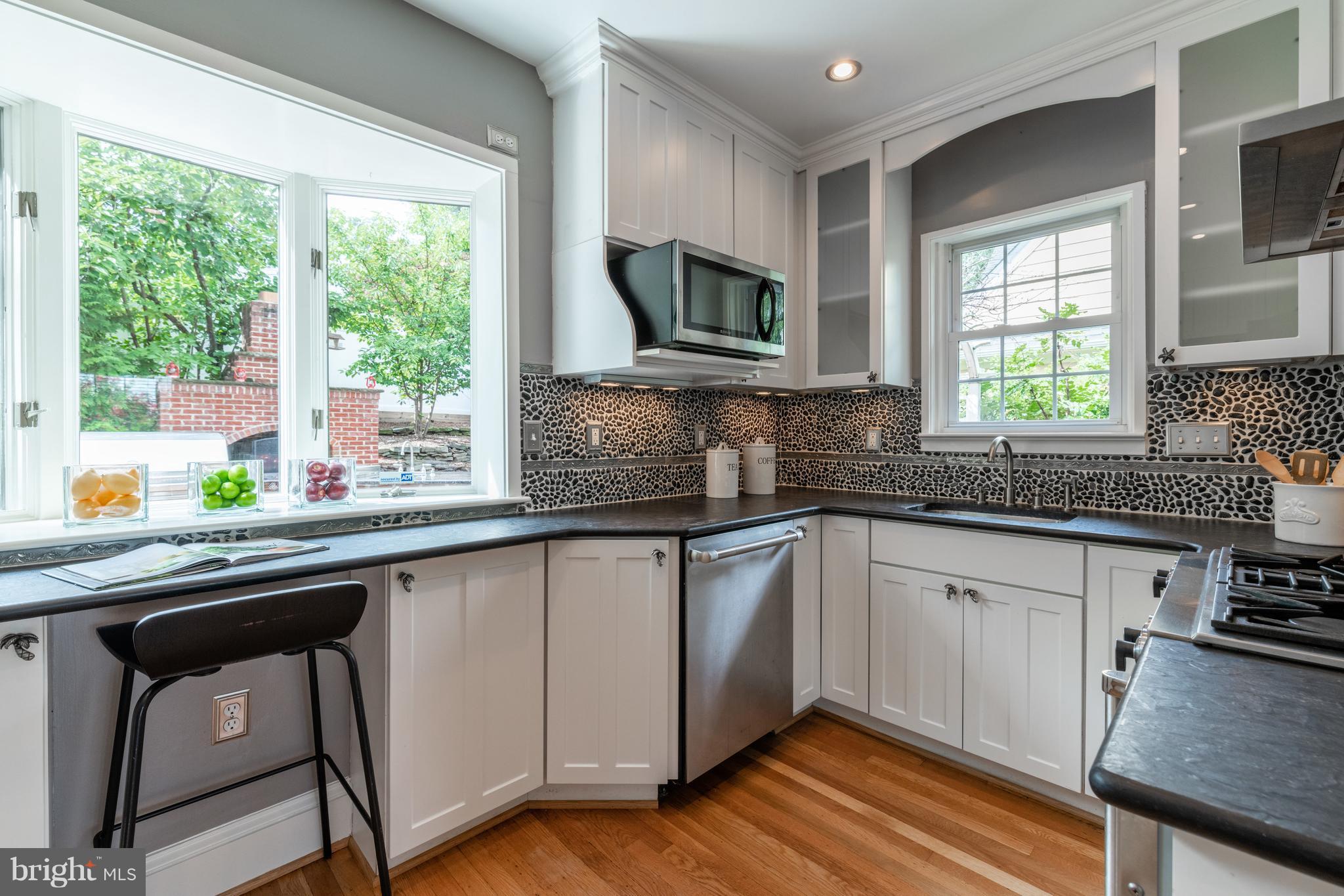 6036 Fort Hunt Road Alexandria, VA 22307 - Photo 15 of 52 Jenn Aire Kitchen with breakfast nook