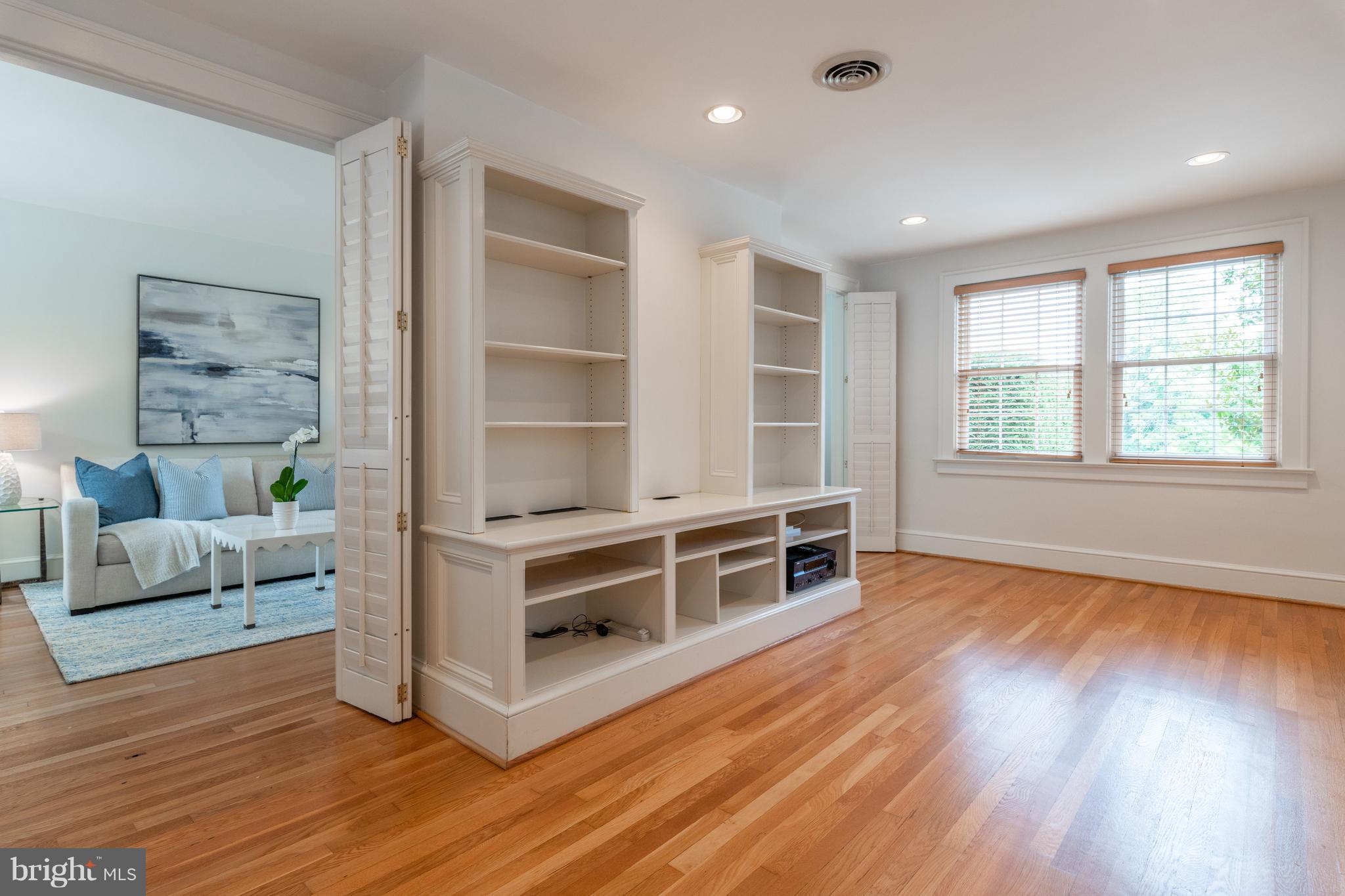 6036 Fort Hunt Road Alexandria, VA 22307 - Photo 20 of 52 Main Level Den builtin's