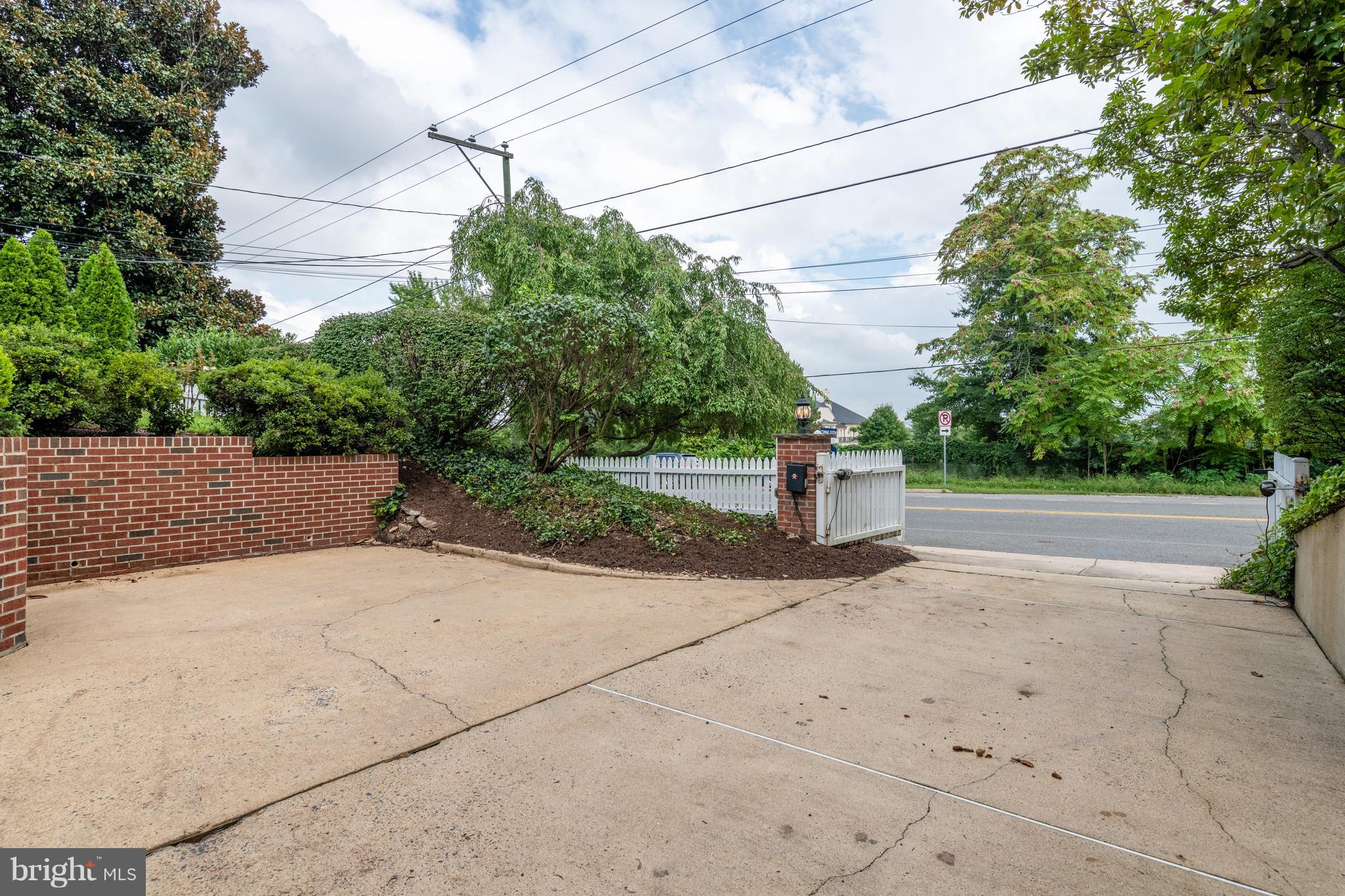 6036 Fort Hunt Road Alexandria, VA 22307 - Photo 45 of 52 Driveway with Gate (with remote)
