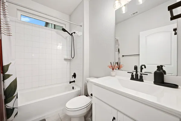 $2,100 | 236 Travis Lane, Liberty Hill, TX 78642
