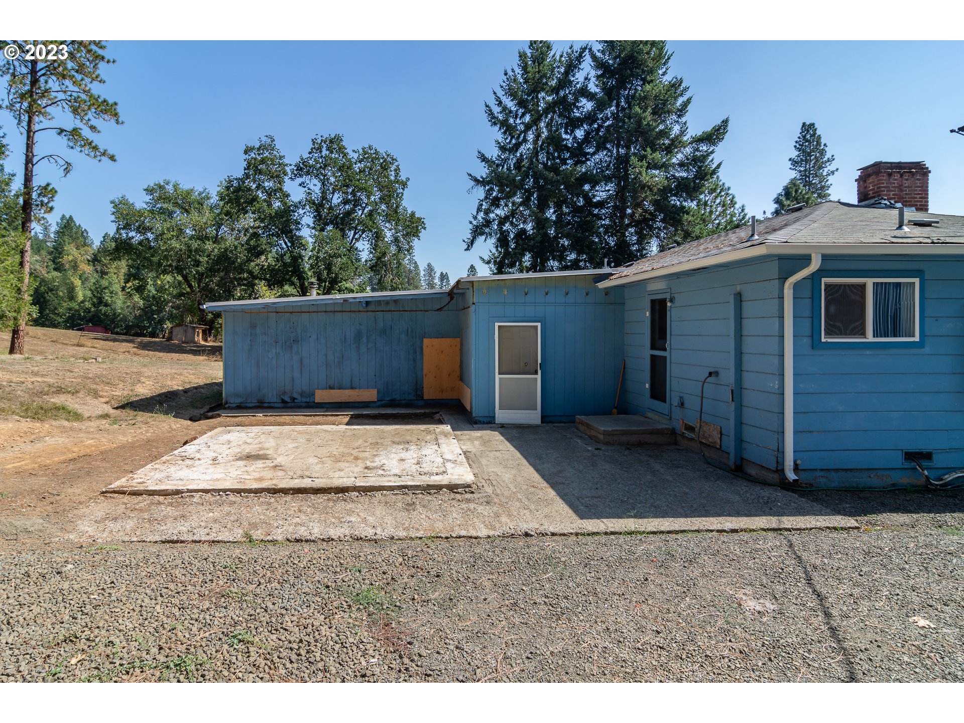 959 Doerner Road Roseburg, OR 97471 - Photo 11 of 40 a view of a backyard of the house