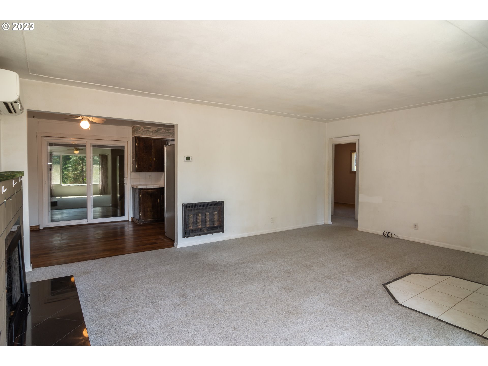 959 Doerner Road Roseburg, OR 97471 - Photo 22 of 40 view of an empty room with window