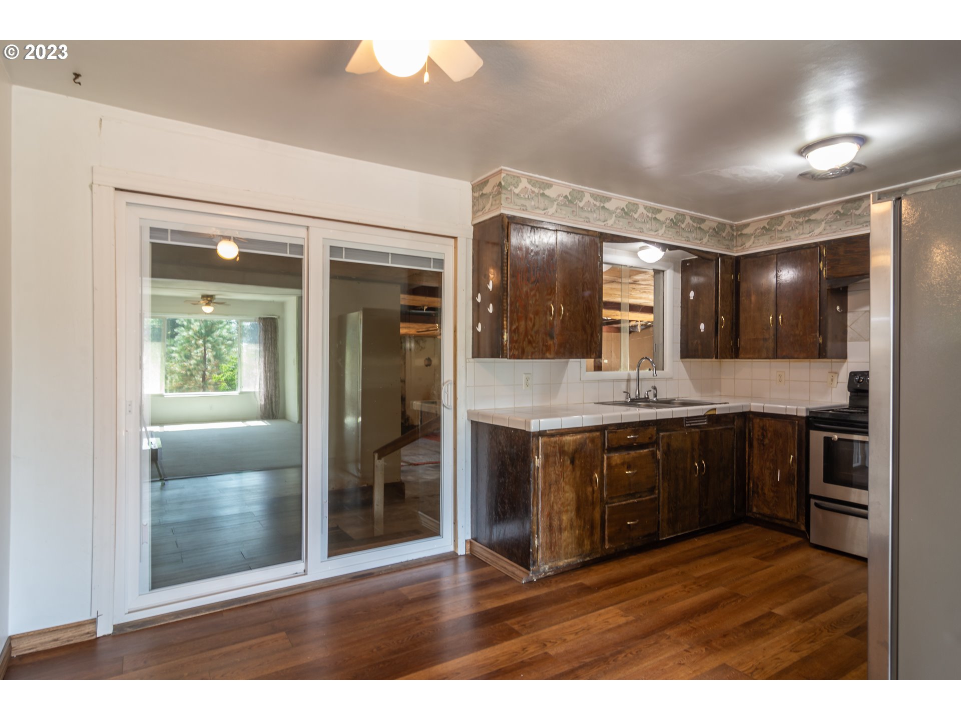 959 Doerner Road Roseburg, OR 97471 - Photo 24 of 40 a kitchen with kitchen island granite countertop a refrigerator and a sink