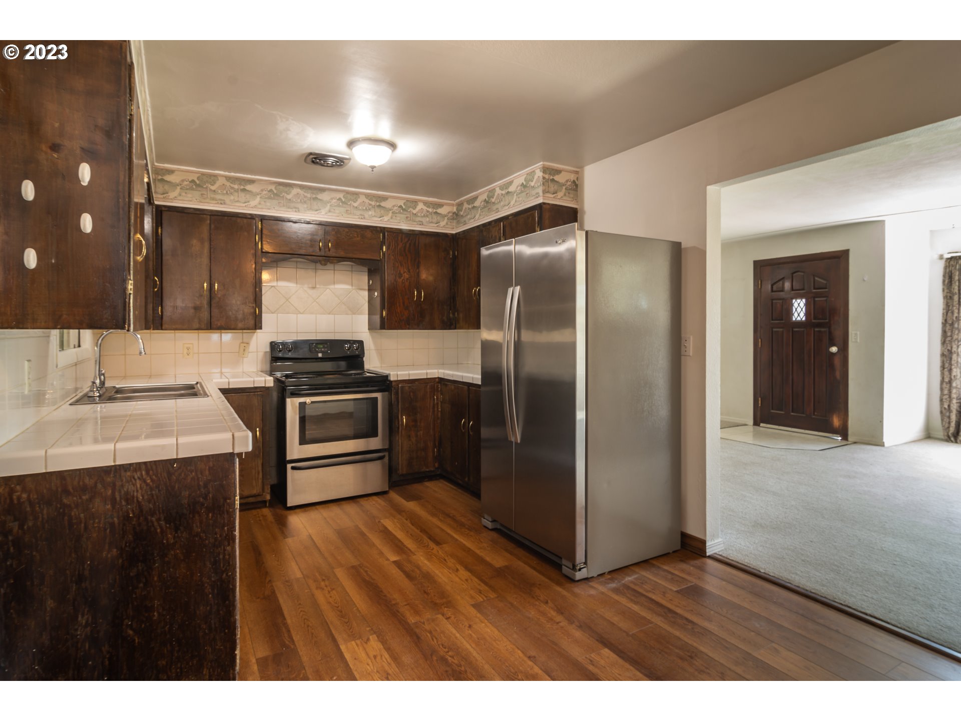 959 Doerner Road Roseburg, OR 97471 - Photo 26 of 40 a kitchen with granite countertop a refrigerator and a sink